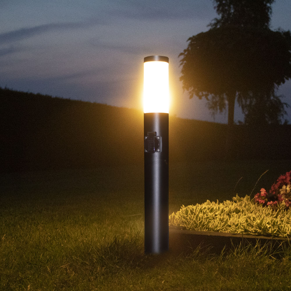 Staande buitenlamp met stopcontact zwart 65 cm - Mallorca - sfeerfoto tuin - avond