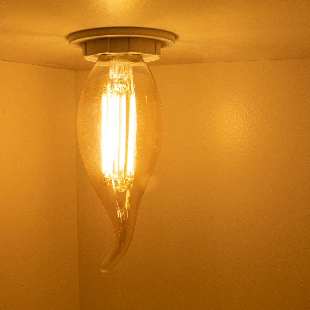 LED Filament kaarslamp met tip 4W Amber | Dimbaar | E14 | 2700K - Warm wit - sfeerfoto