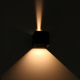 LED-Cube-Buiten-Wandlamp-zwart-geintegreerde-lamp-IP44-Sfeerfoto-smalle - stralingshoek-aan