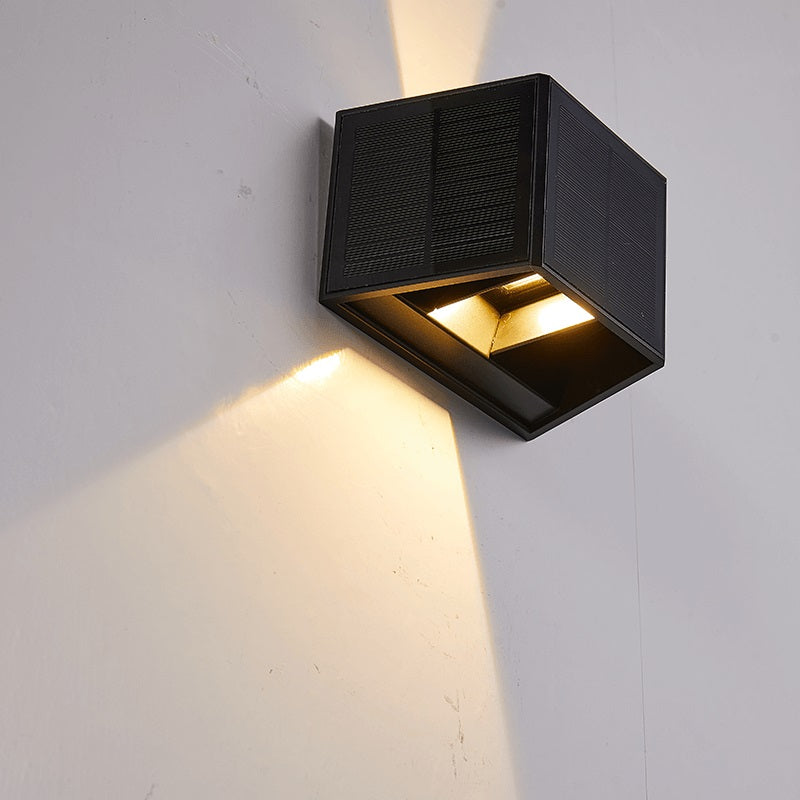 LED Cube Wandlamp op Solar - 1 Watt - Schemersensor - 3000K - Warm wit - sfeerfoto