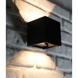 Sfeerfoto Cube wandlamp zwart - dim to warm - witte muur