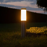 Moderne staande buitenlamp LED gu10 fitting IP44 zilver - sfeerfoto buiten aan