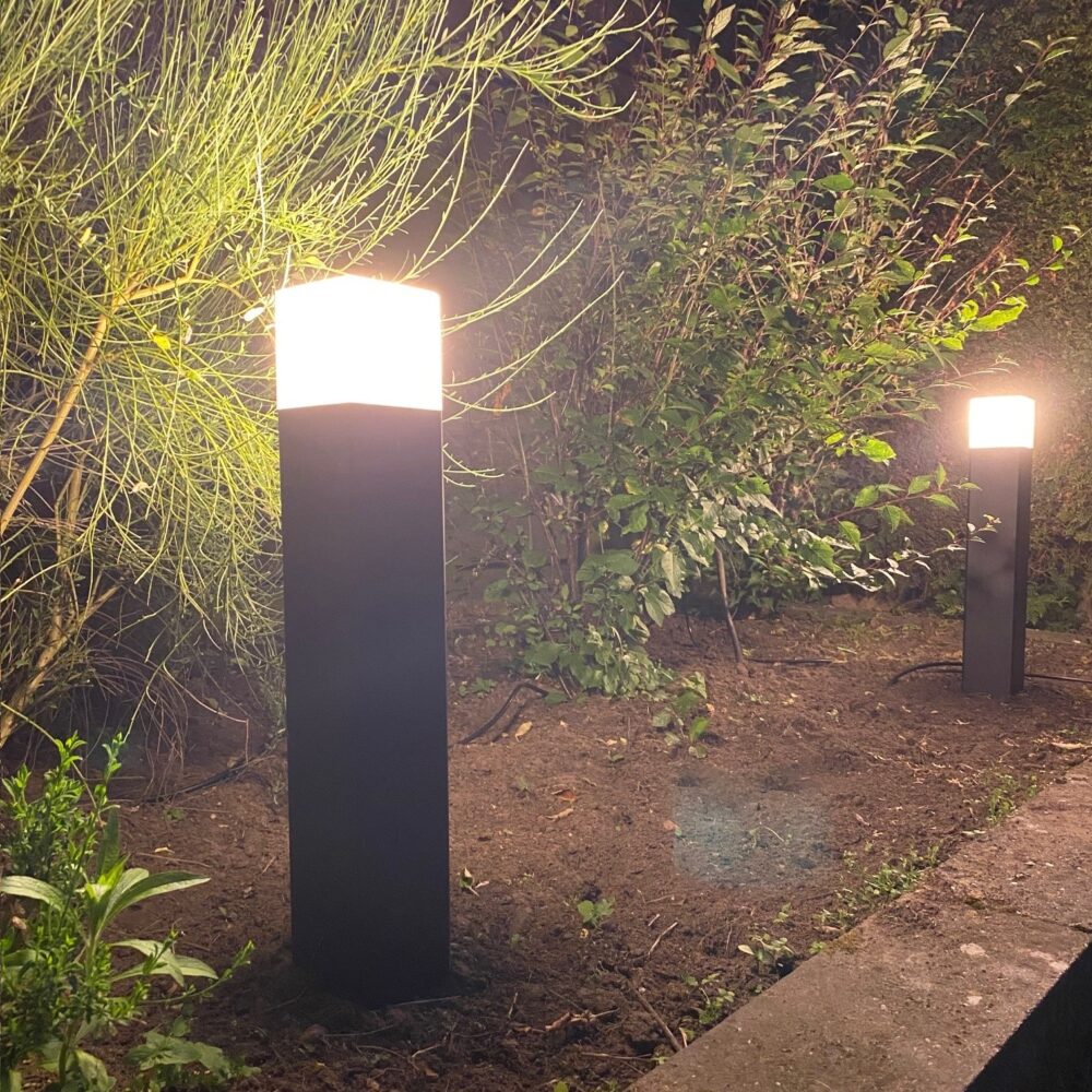 Tuinpaal - staande buitenlamp Oasis - zwart met witte kap - sfeerfoto1